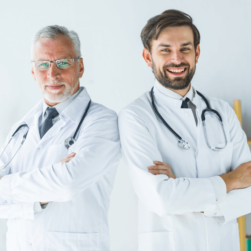 foto de dois médicos sorrindo