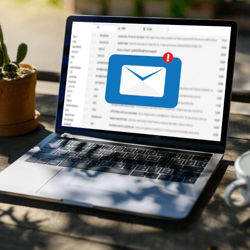 foto de um computador com a tela de uma página de email